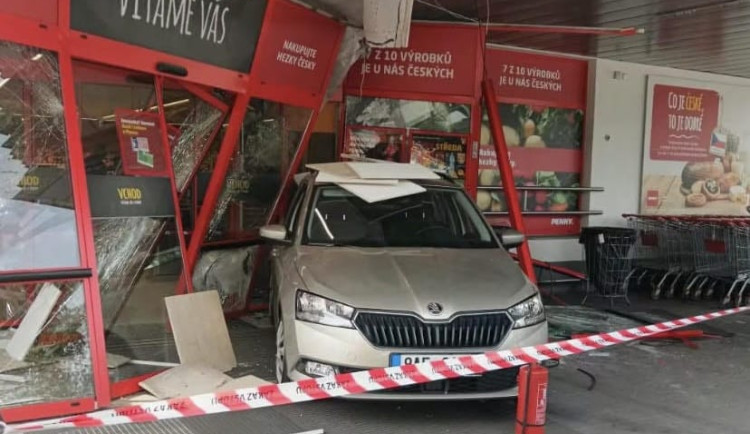 FOTO: Kuriozita z města kuriozit. Řidič v Pelhřimově najel do vestibulu prodejny, nikdo se nezranil