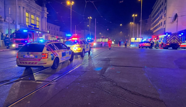 V noci hořely stánky v podchodu u brněnského hlavního nádraží. Čtyři lidé se nadýchali kouře