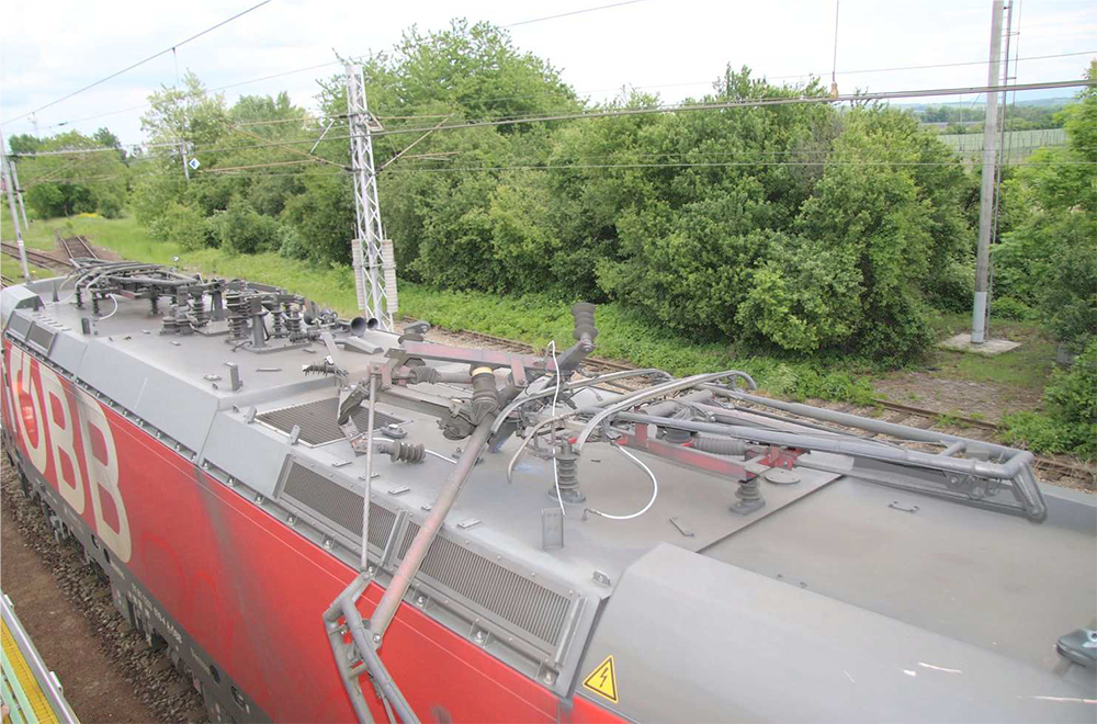 V důsledku krádeže komponentů trakčního vedení u Přerova došlo k poškození lokomotivy nákladního vlaku