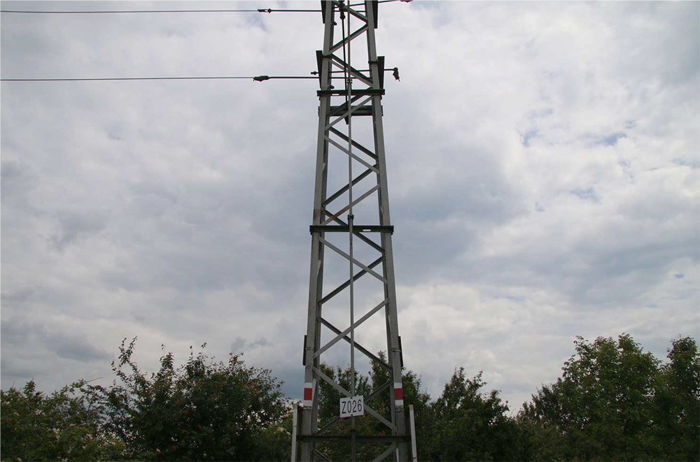 Neznámý pachatel ukradl z trakčních podpěr dva kotevní nástavce trolejového drátu o průměru 9 mm, každý o délce padesáti metrů