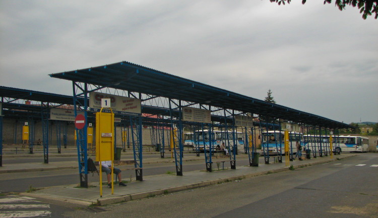 Lidé v Kyjově si stěžují na agresivní uživatele drog u nádraží. Město posílilo hlídky strážníků