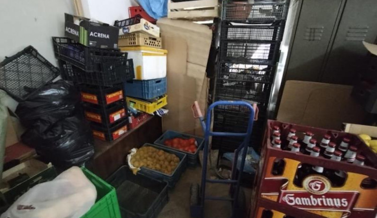 Inspekce uzavřela část obchodu v Odrách. Sklad byl plný odpadků a hmyzu