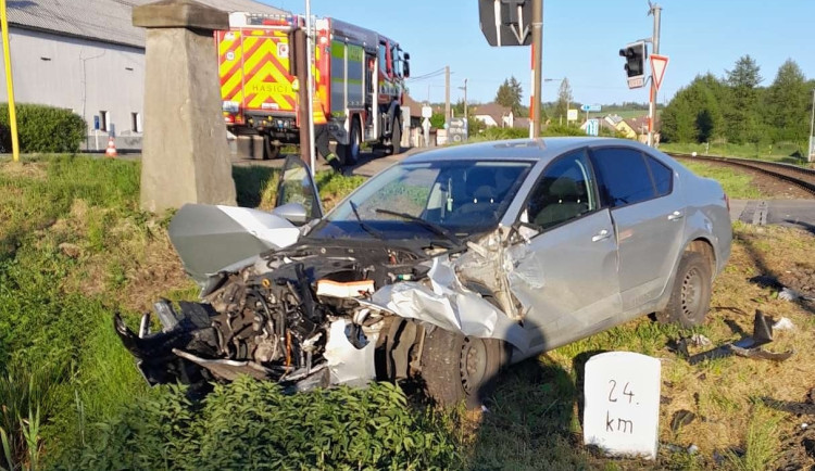Srážka vlaku s autem na přejezdu v Karlovicích. Řidička přehlédla červené světlo