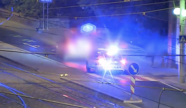 VIDEO: Muž popíjel pivo u auta, pak sedl za volant a rozjel se. Po chvíli ho zastavili strážníci