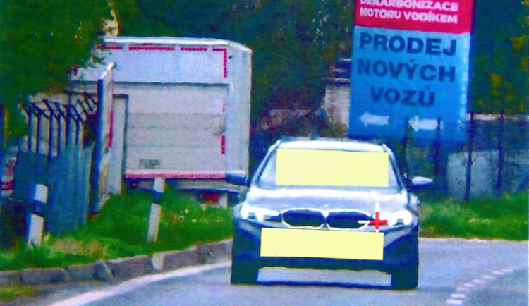 Na padesátce v Lučanech se řítil stovkou. Na místě přišel o řidičák