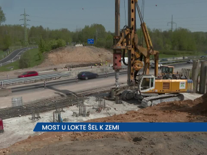 Most u Lokte na Karlovarsku šel k zemi, na místě je jednosměrný provoz