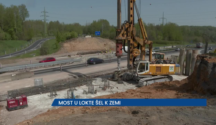 Most u Lokte na Karlovarsku šel k zemi, na místě je jednosměrný provoz