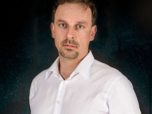 Policisté pořádají sbírku pro kolegu. Po skoku do bazénu bojuje o život