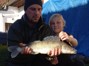 Policisté pořádají sbírku pro kolegu. Po skoku do bazénu bojuje o život