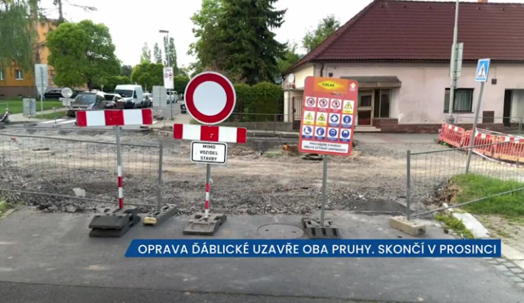 Oprava Ďáblické ulice uzavřela oba pruhy, omezení skončí v prosinci, dejte na místě pozor