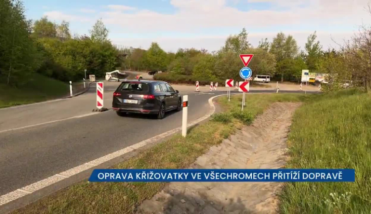 Opravy ve Všechromech komplikují dopravu, práce probíhají na trojici křižovatek