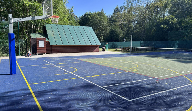 Hradec investoval přes milion do multifunkčního sportoviště u Stříbrňáku. Využijí ho i školy