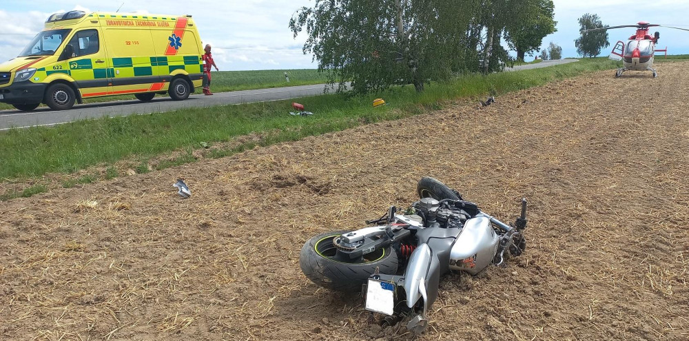 Dvaatřicetiletý motocyklista zemřel v neděli při nehodě na Opavsku, vjel do protisměru a skončil v poli