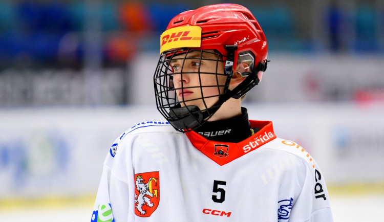 Sedmnáctiletý obránce Štěpán Černý podepisuje s Mountfieldem HK a míří do A-týmu