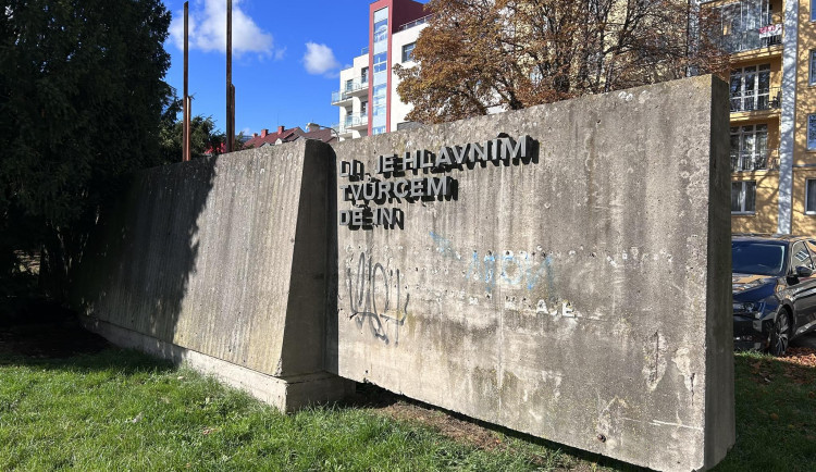 V Hradci Králové se rozjíždí soutěž o nové využití socialistického monumentu u Koruny