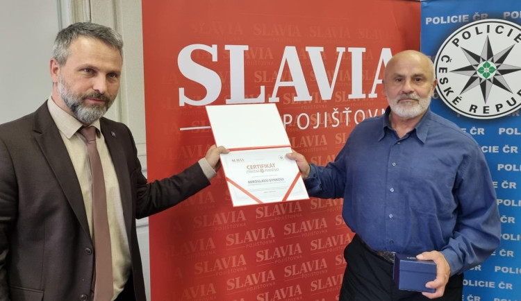 Pátraly po něm desítky policistů, ztraceného chlapce našel senior. Teď získal ocenění