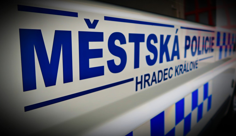 Hradečtí strážníci začnou používat CamCar. Umělá inteligence odhalí neplatiče parkovného