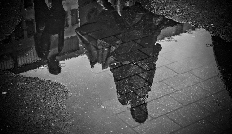 Sluneční brýle i deštníky. O víkendu nás v hradeckém kraji čeká proměnlivé počasí