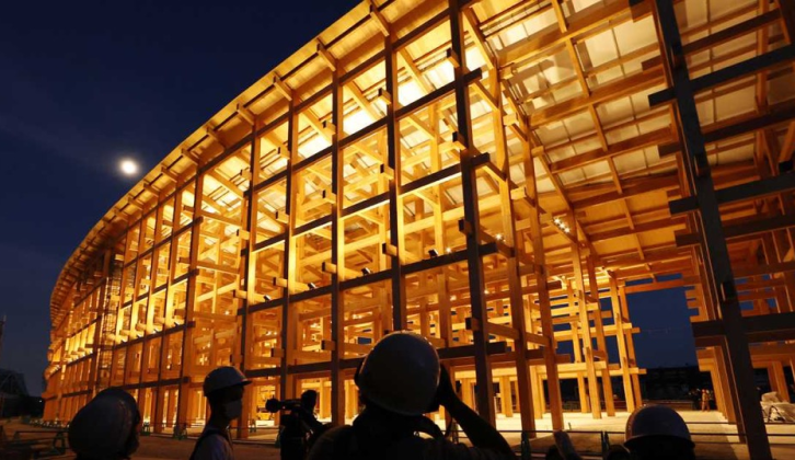 Expo předvedlo osvětlení obří dřevěné konstrukce