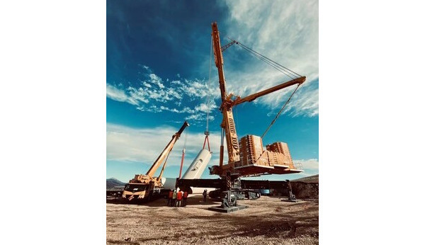 Pokročilá vrtná souprava značky XCMG zdolává náročný terén během projektu plynovodu v Srbsku