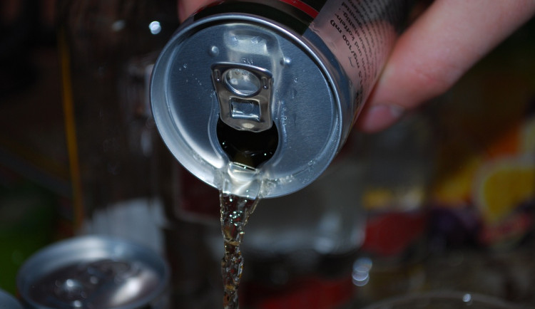 Tři čtvrtiny lidí souhlasí se zákazem prodeje energetických nápojů dětem