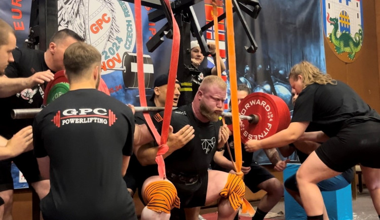 Krajská policie má světového rekordmana. Martin Medvedyk ho pokořil ve dřepu