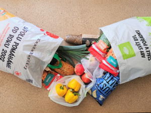 V Globusu lze nakoupit do nové ekologické tašky, která podporuje Konto Bariéry