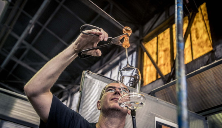 České sklárny Koulier, Květná, Novosad a syn Harrachov a porcelánka Thun se stanou součástí doprovodného programu Karlovarského festivalu