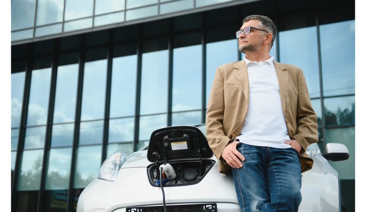 Benzín a nafta brutálně zdraží. Rok 2035 k zákazu spalovacích motorů nebude ani nutný