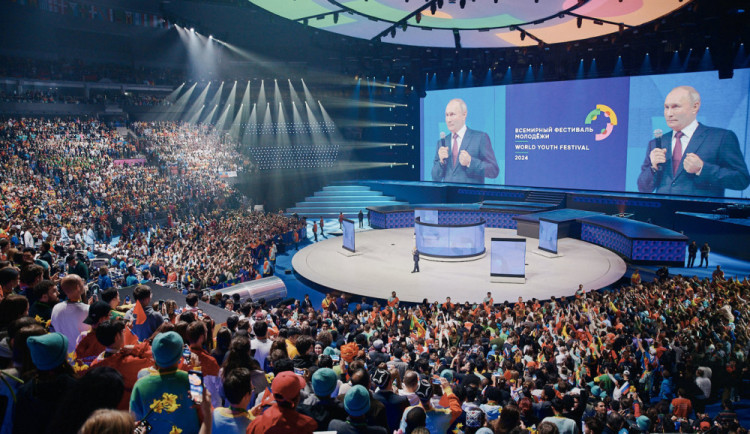 „Zaplatili nám čtyřhvězdičkový hotel a letenky!“ Jak si Kreml získává stoupence mezi mladými Čechy.
