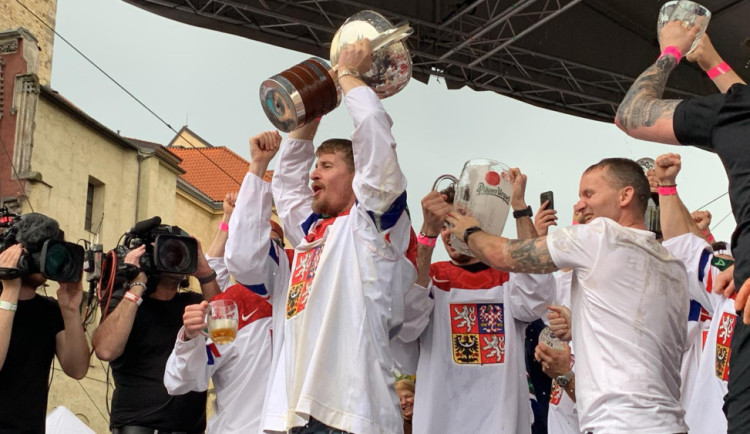 size4-17168243139055-241-video-kdo-neskace-neni-cech-tisice-fanousku-slavi-v-centru-prahy-s-ceskymi-hokejisty-zlatou-medaili