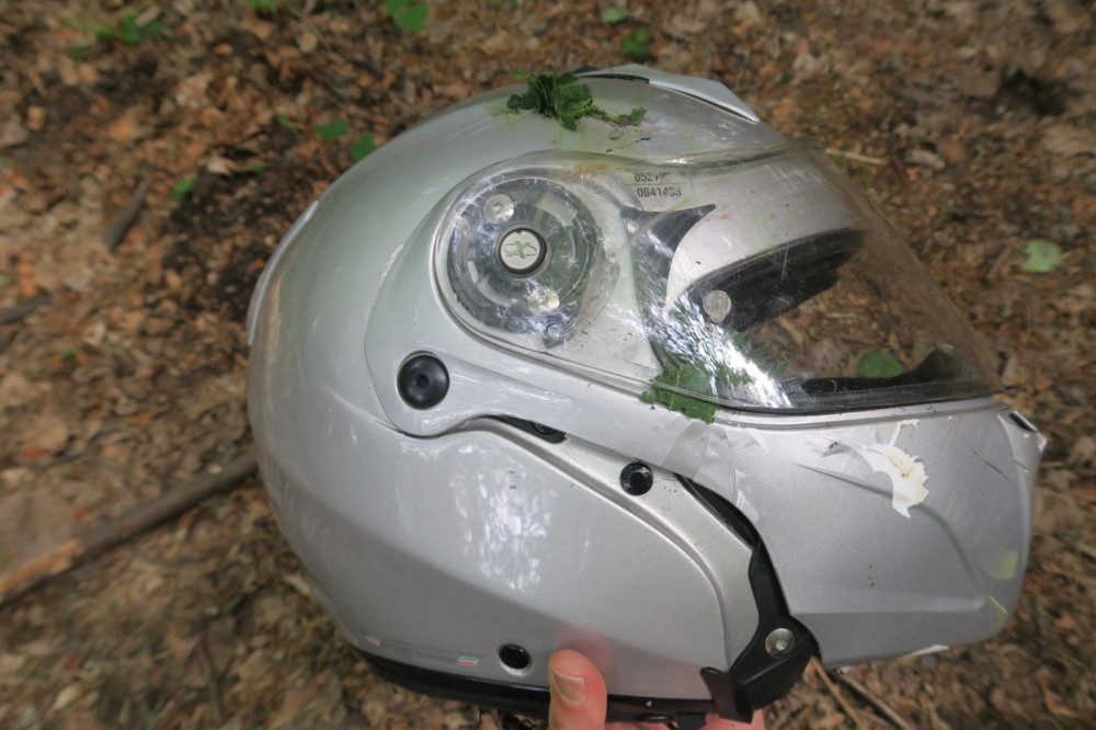 Motocyklista se chvíli nevěnoval řízení a narazil do stromu