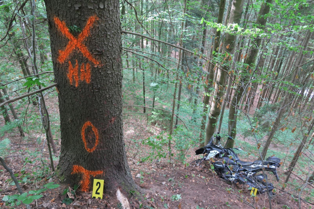 Motocyklista se chvíli nevěnoval řízení a narazil do stromu