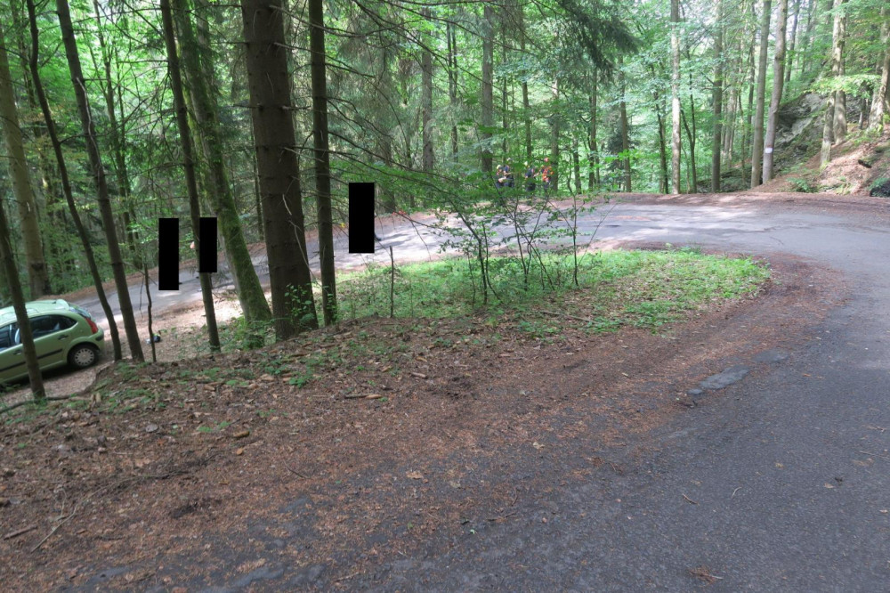 Motocyklista se chvíli nevěnoval řízení a narazil do stromu