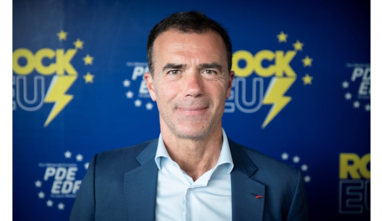 Do Prahy dorazil europoslanec Sandro Gozi, bývalý italský ministr pro EU a jeden z lídrů frakce Renew Europe, který má po červnových eurovolbách velké šance nahradit na postu Ursulu von der Leyenovou