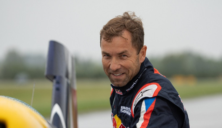 Létání jsem musel vyměnit za armádu, jinak bych v ní nemohl zůstat, říká akrobatický pilot Martin Šonka.