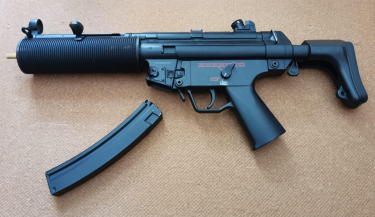 Procházel se s replikou samopalu, zaměřoval různé cíle. Chtěl jsem bejt hustej, řekl policistům