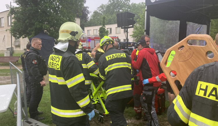 Na dětském dnu ve Vratislavicích uhodil blesk. Nakonec osmnáct zraněných, některé museli oživovat