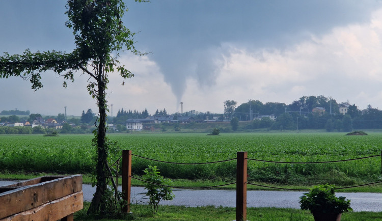 Voda na Hradecku zaplavila ulice i sklepy. Svědci u Jaroměře viděli úkaz podobný tornádu