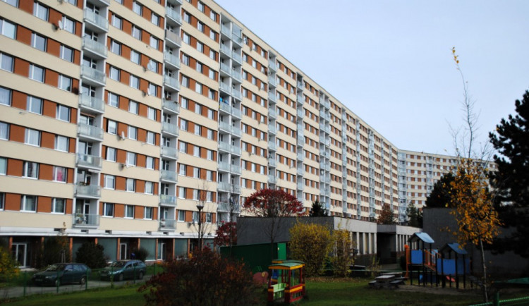 Muž z Hradce Králové přežil pád z pátého patra. Skončil v nemocnici