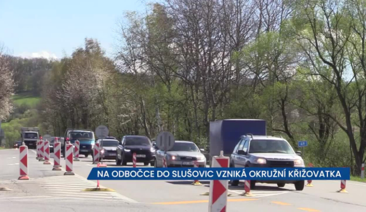 U Lípy na odbočce do Slušovic vzniká okružní křižovatka, řidiči projíždějí stavbou, dejte pozor