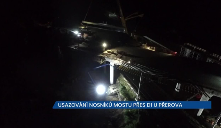 Stavba dálnice u Přerova pokročila, ŘSD nechalo instalovat nosníky mostu přes železnici, místo je průjezdné
