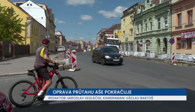 Oprava průtahu Aše pokračuje, silnici hojně využívají i kamiony