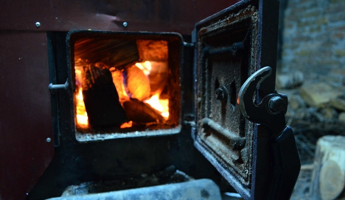 Vytápění uhlím? Většina krajů podporuje občany v přechodu k ekologičtějším alternativám.