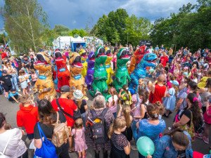 Praha ožila tančícími dinosaury a drony