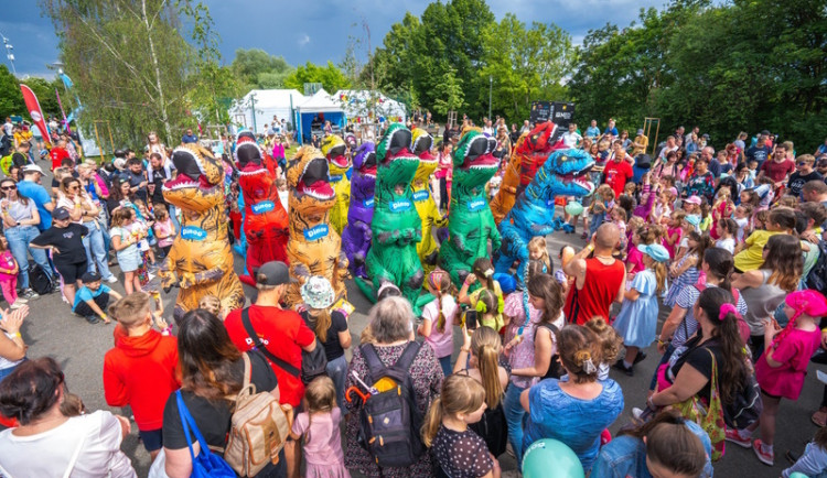 Praha ožila tančícími dinosaury a drony