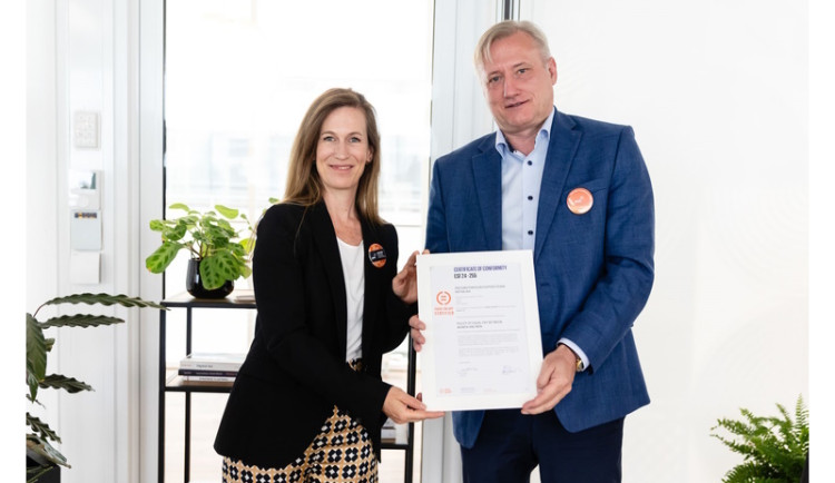 České ženy stále vydělávají méně než muži. PwC se zařadila mezi průkopníky a vedoucí firmy pracovního trhu, oficiálně odměňuje muže a ženy rovně