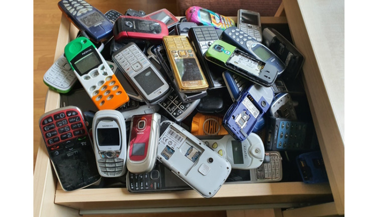 Češi obměňují své mobilní telefony každé 2 až 3 roky, recyklují ale jen třetinu starých přístrojů