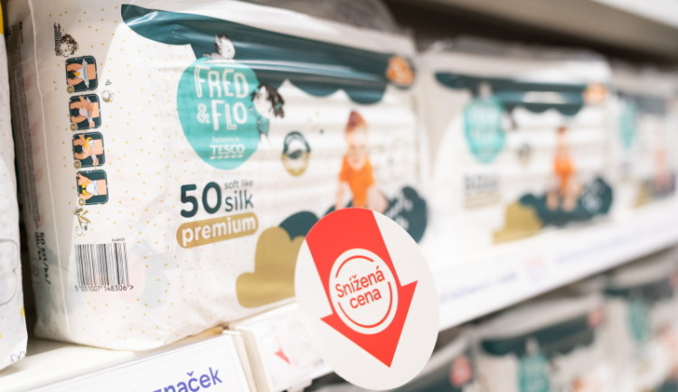 Tesco podporuje rodiny: Snížilo ceny plen a kojeneckých mlék