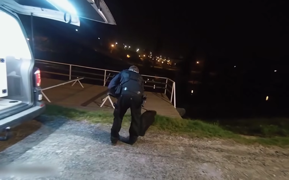 VIDEO: Tady normálně běhá bobr, líčil šokovaný muž. Zavalitý hlodavec si vykračoval kousek od hlavního nádraží